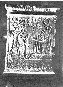 Рамзес II предлагает вино Тоту - древнеегипетскому богу с головой ибиса, покровителю наук и писцов. Релькф в главном храме Абу-Симбела